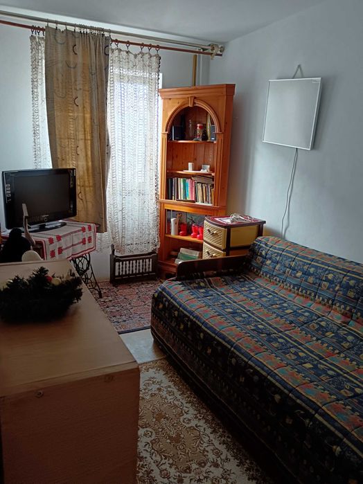 Apartament cu trei camere de vanzare zona Poienelor Astra