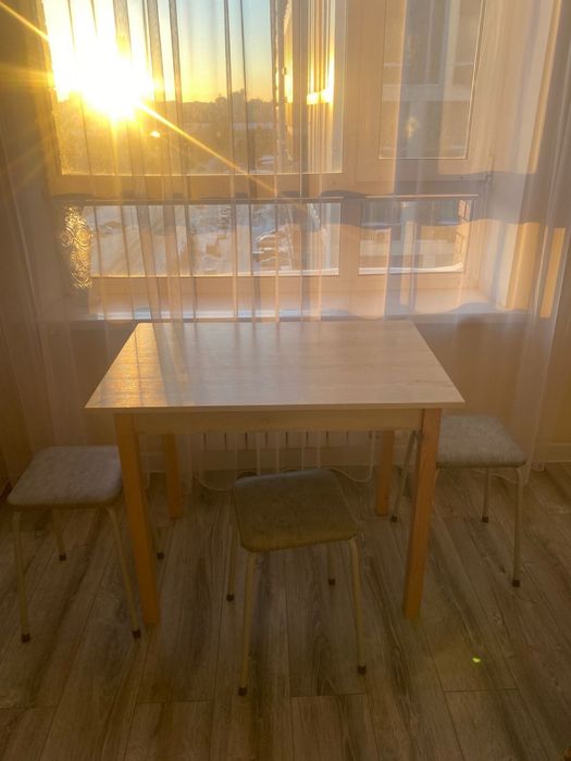 Продам стол 90x60 + 4табуретки