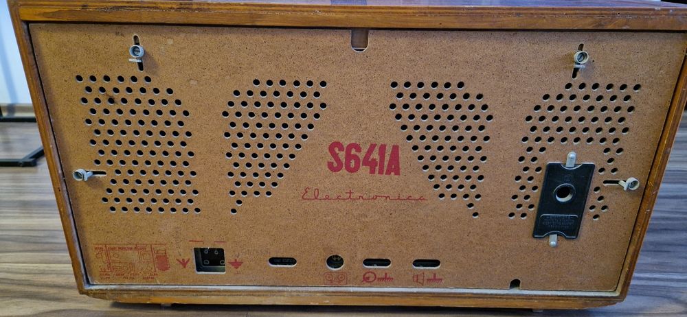 Radio vintage din lemn – stare foarte bună – piesă de colecție