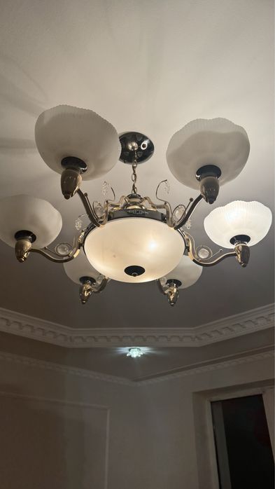 Люстра в зал продается