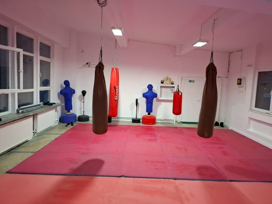 Închiriez Sala de sport și arte martiale