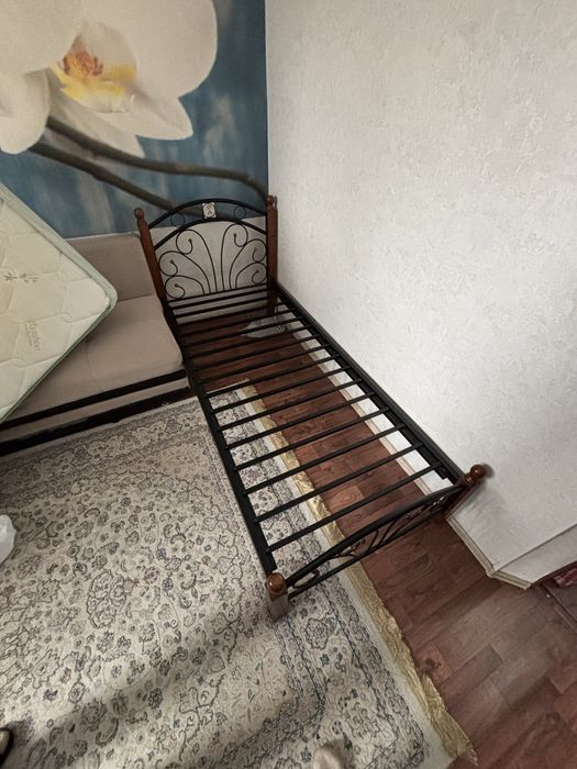 Кровать с матрасом