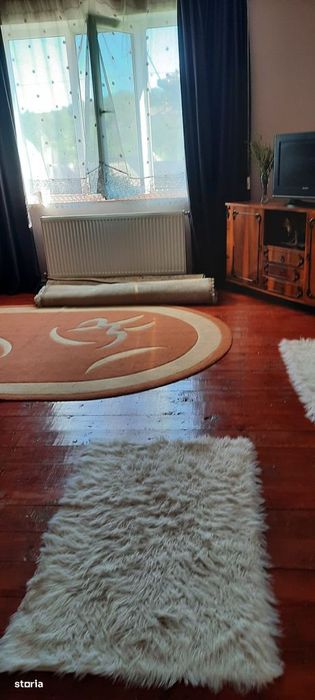 Casă cu 5 camere, garaj și pivniță