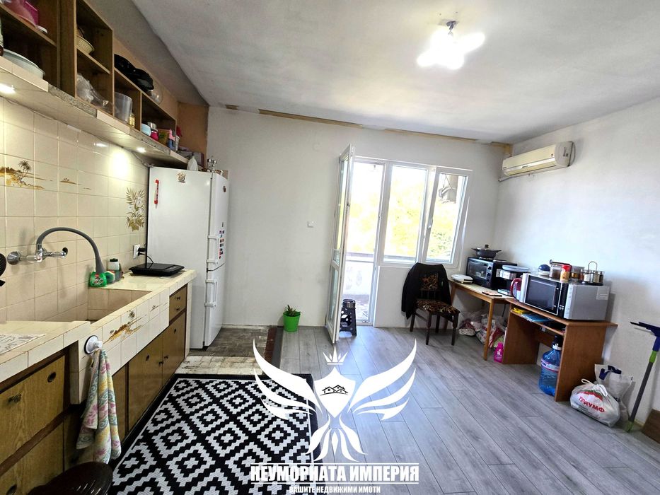 Продавам тристаен/четиристаен 121кв.м. с гараж, изба и таван в гр.Асеновград широк център