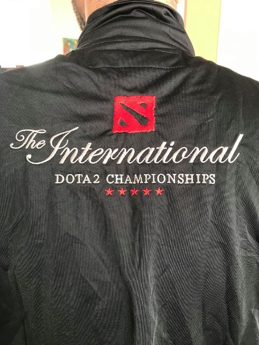 Dota 2 суичър От International турнир финал на сцена