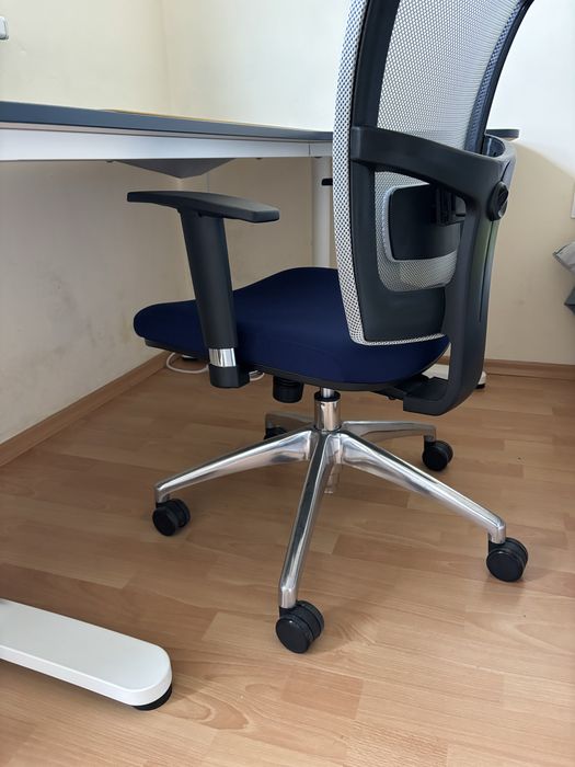 Немски офис стол с тилт механизъм и меки колелца за твърд под