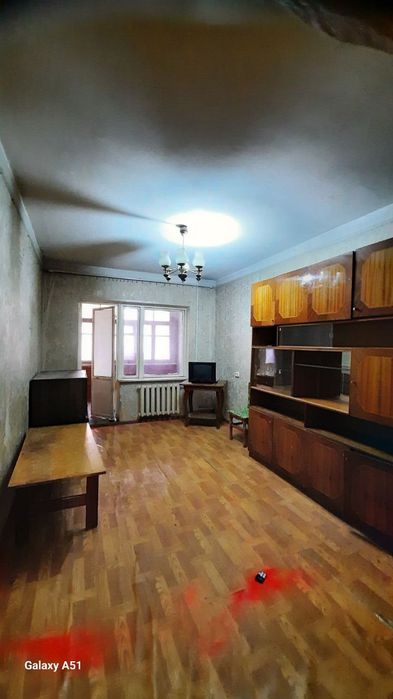 Сдаётся на Юнусабаде -17 2/2/4 передано в 3 комнатную