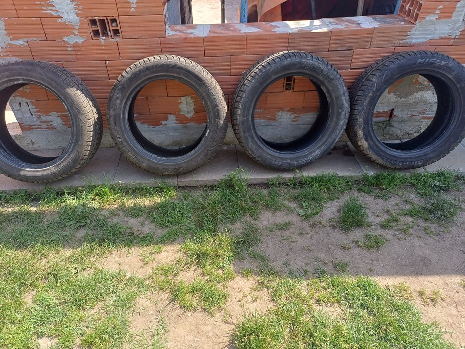 Продават се 235/55 R18 зимни