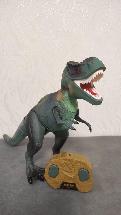 Динозавр на пульте управления