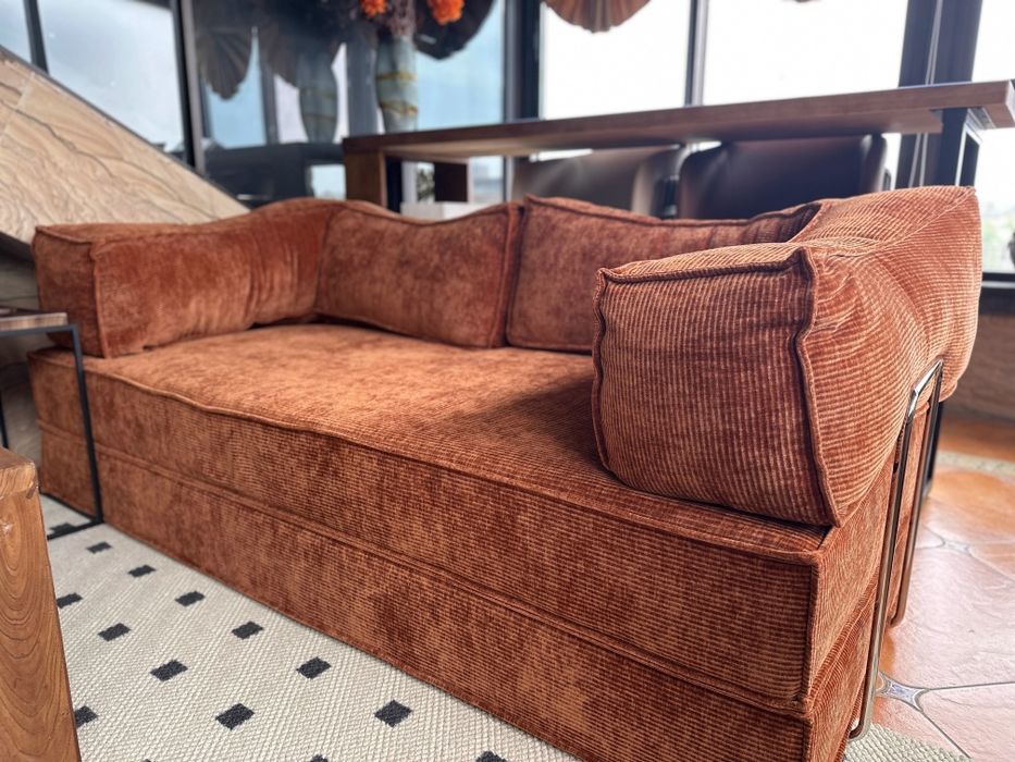 Бескаркасный диван кровать