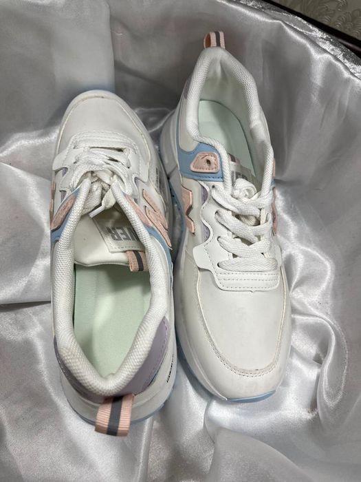 Кроссовки женские