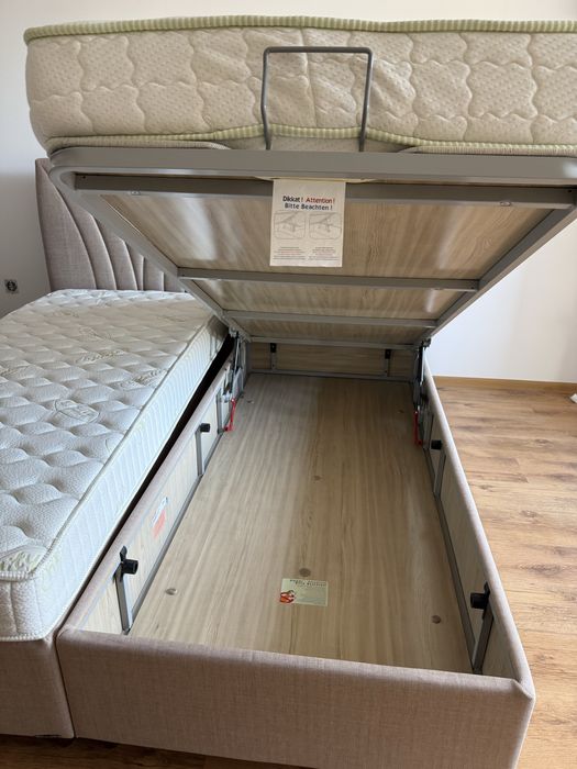 Две единични тапицирани легла с ракли и матраци iSleep