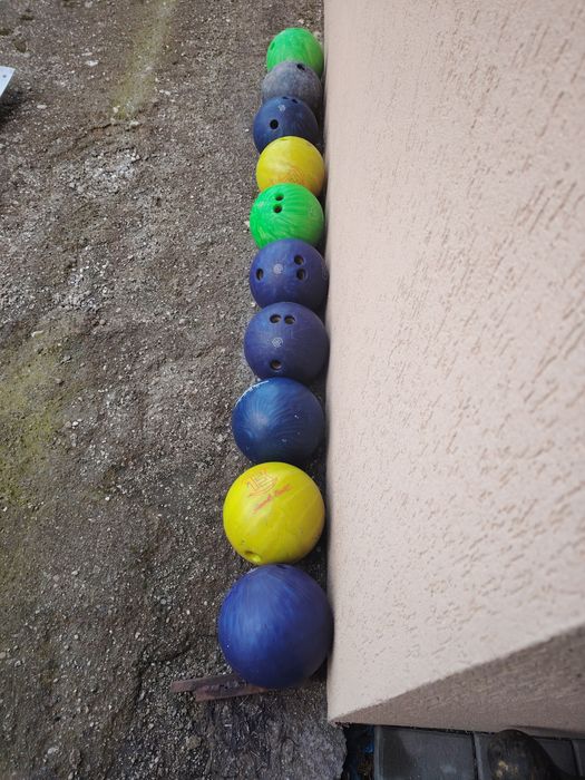 Vând bile bowling
