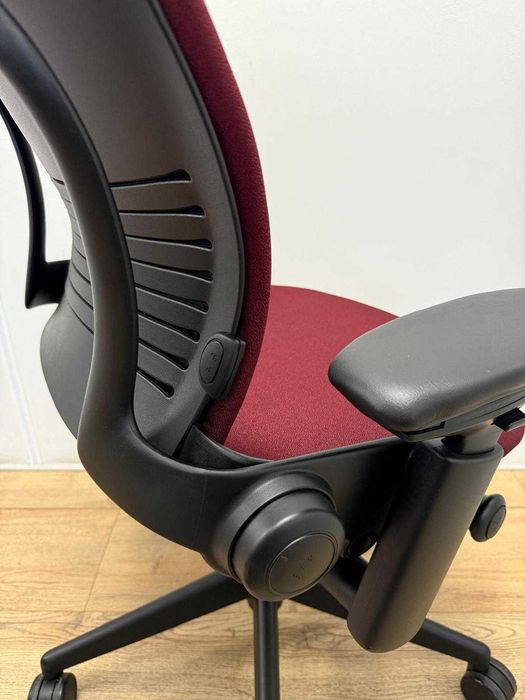 Refurbished Steelcase Leap V2 Bordeaux