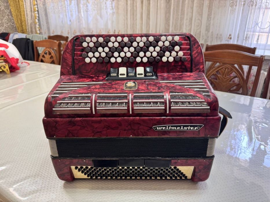 Баян аккардеон музыкальный инструмент