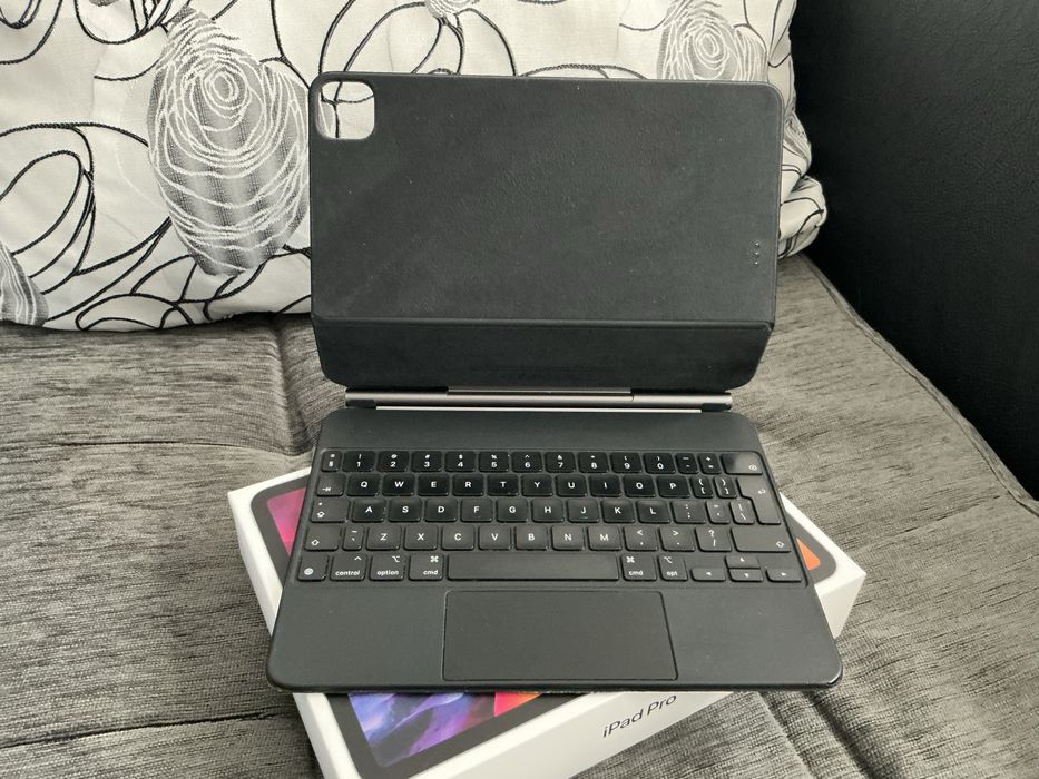 Отличен iPad Pro 11” WiFi + Cellular (2nd Generation) с Magic Keyboard