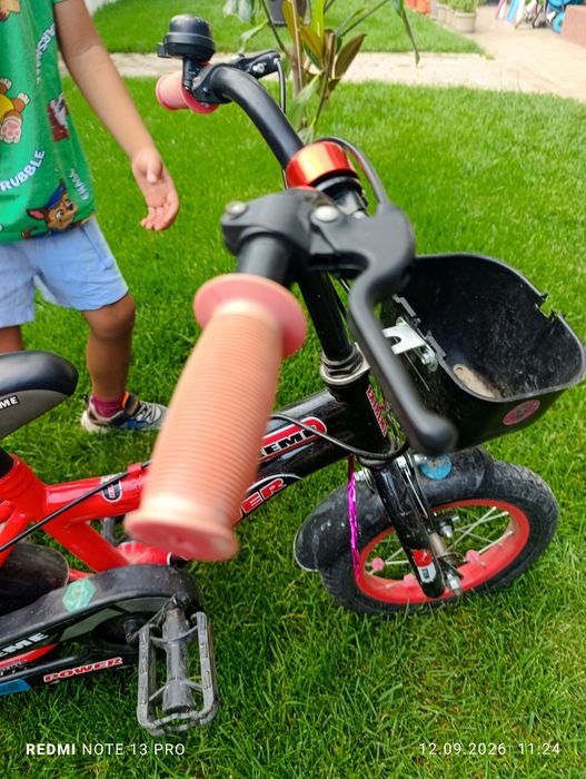 Bicicleta copii roșie cu negru