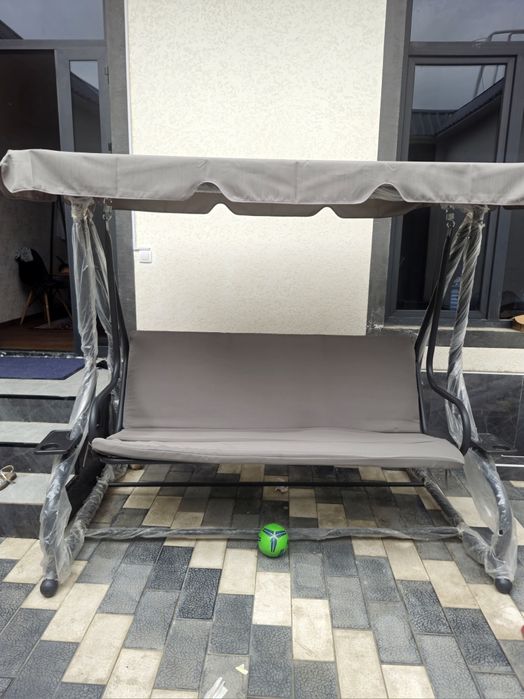 Садовая качеля с навесом на 3 места – комфорт и стиль на вашей террасе