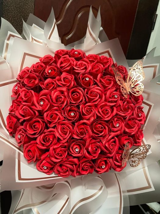 Buchet trandafiri de sapun in ambalaj bufant