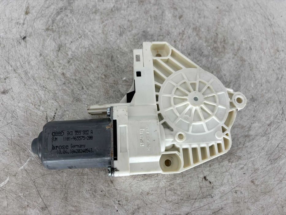 Motor de la macara geam dreapta fata Audi A5 an 2012