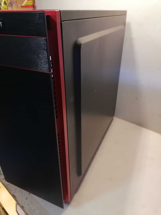 carcasa pc  cu geam lateral plexiglas , stare ok