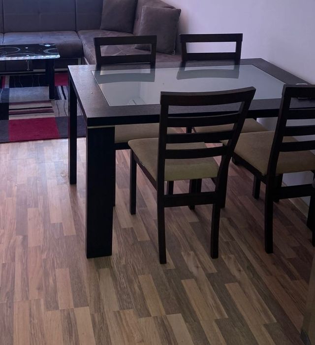 Трапезарна маса с 4 стола