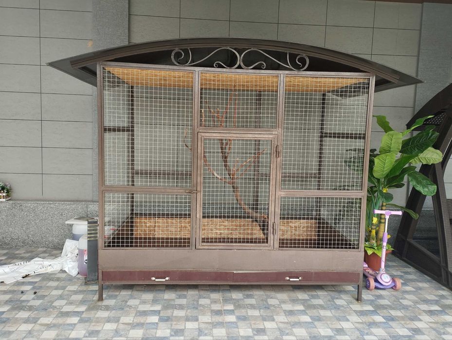 Qafas валер . Qushlar uchun sifat yaxshi temir profildan qilingan .