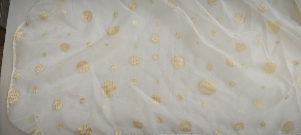 Пердета със златисти нишки