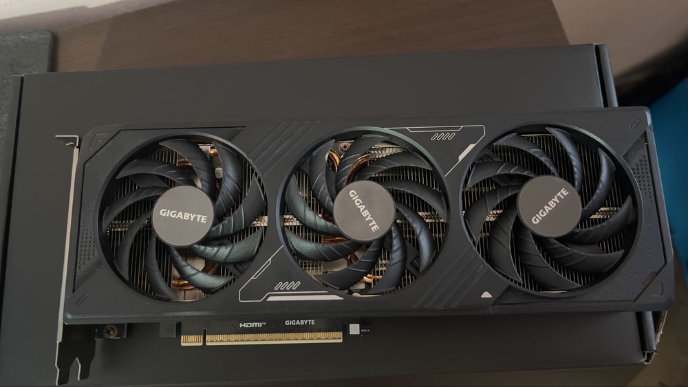 Продава се: RTX 5070 Gigabyte Windforce OC SFF 12GB