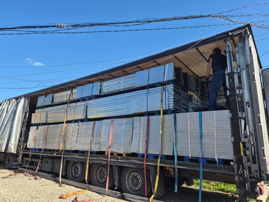 Vând rafturi metalice zincate galvanizate