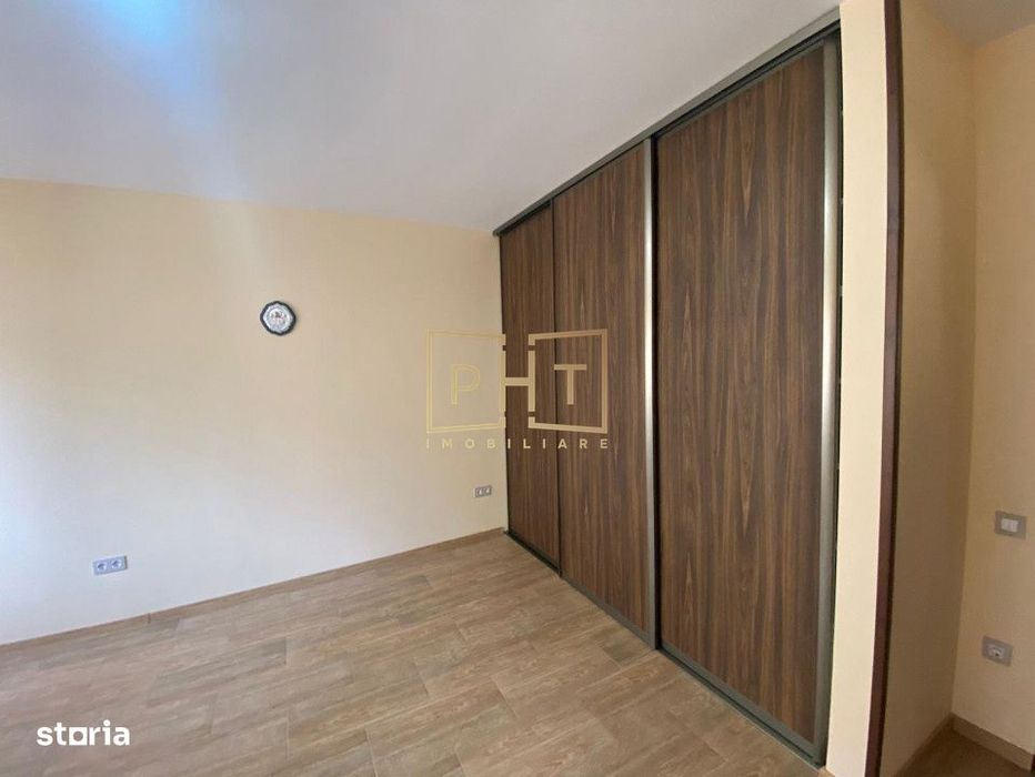 Casa cu 6 camere, 240 mp utili, 3 bai, curte 100 mp, panouri fotovolta
