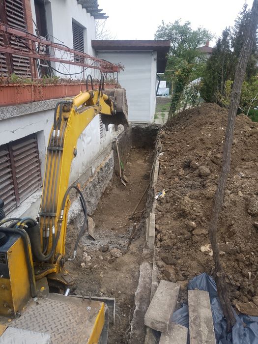 Услуги с малък багер