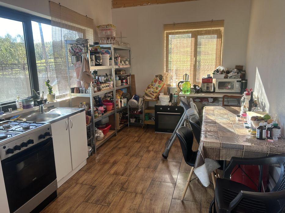 Casă modernă off-grid cu curte mare, sobă șemineu și panouri solar