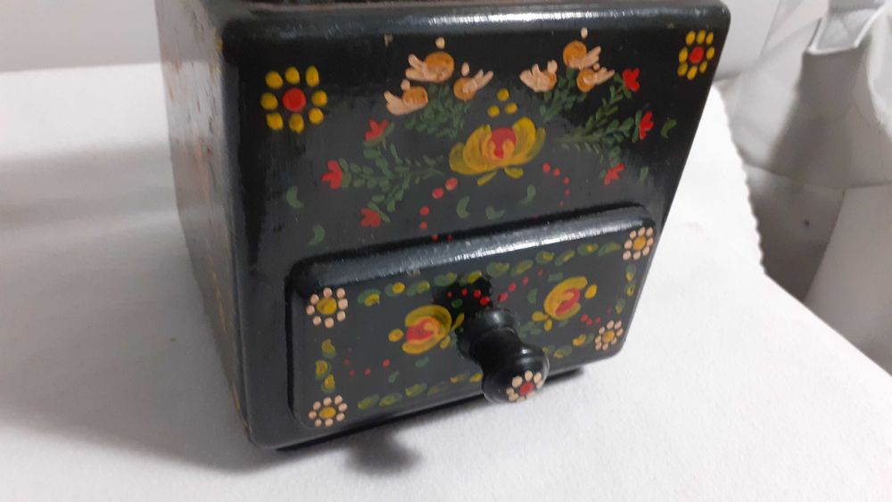 Rasnita veche cafea pictata manual ( obiect de decor)