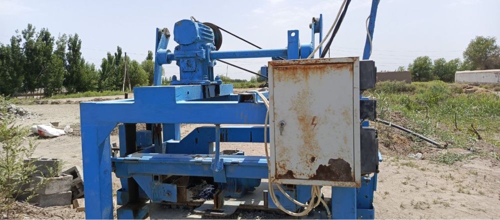 Шлакаблок апарати сотилади