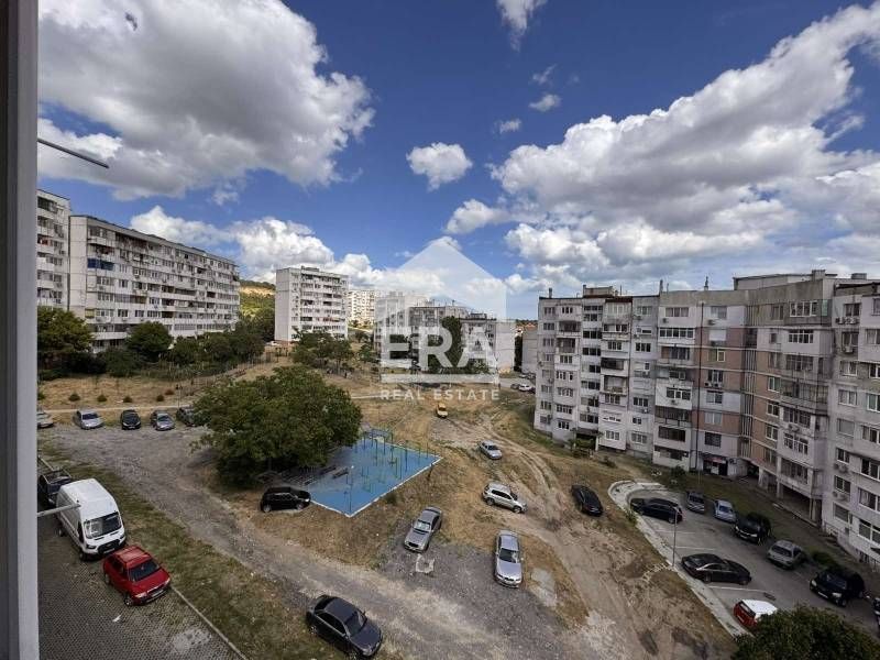 ЕКСКЛУЗИВНО! Тристаен, среден апартамент с източно изложение за продаж