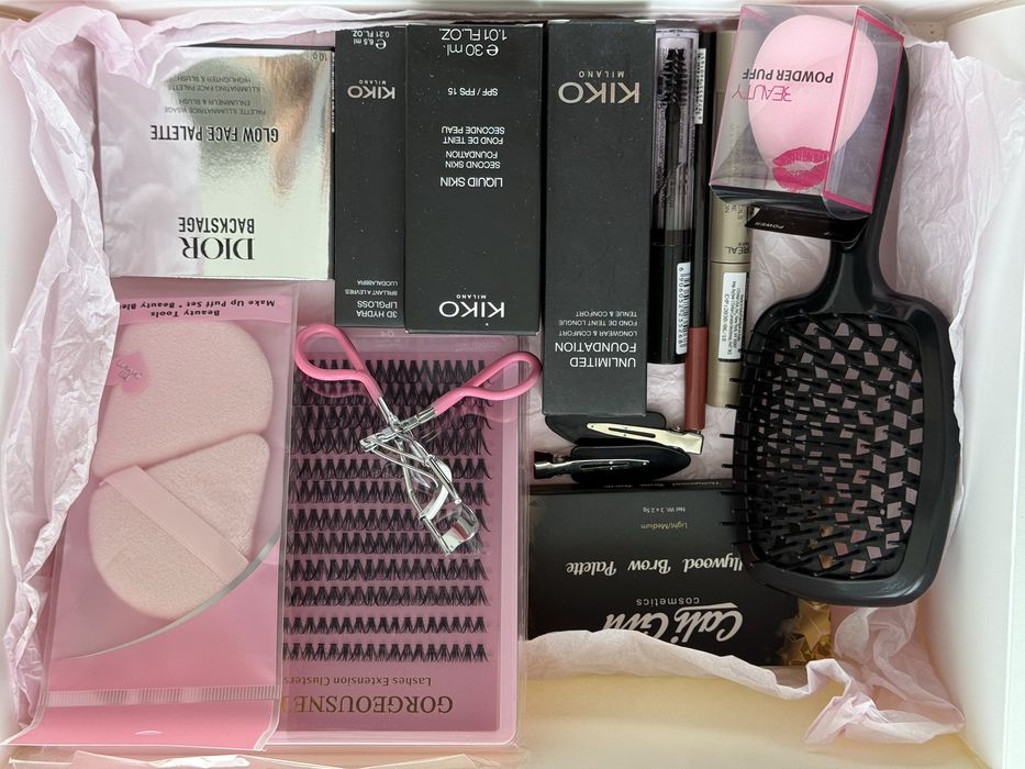 Оптом сумки, очки, косметика, парики.