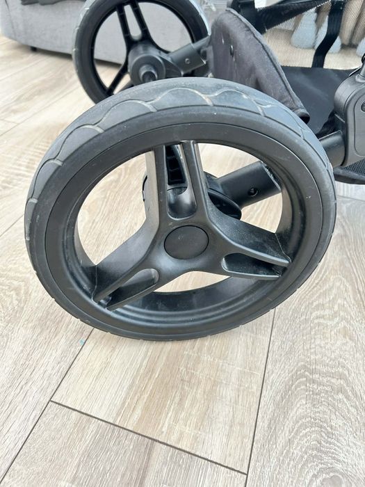 Vând cărucior Lionelo 3 in 1