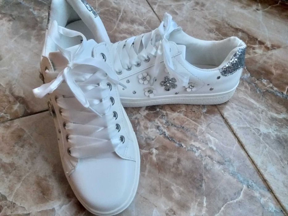 Бели маратонки/кецове с цветя. Нови.