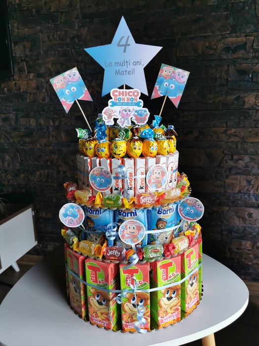 Tort din dulciuri ambalate