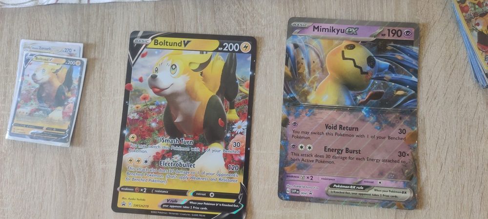 Vând carduri pokemon
