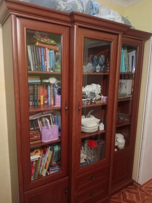 Сервант в хорошем состоянии