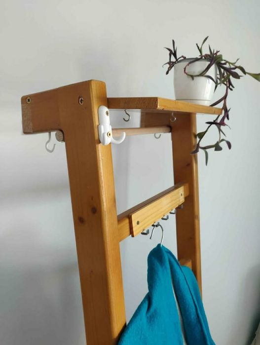 Suport prosop, rustic, din lemn lăcuit, tip scaun cu spătar inalt