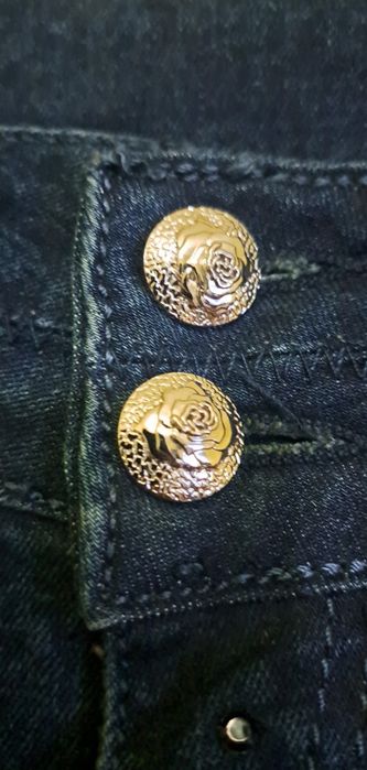 Blugi cu pietre negre