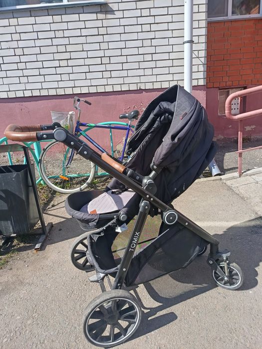 Продам недорого детскую  коляску ,два в одном