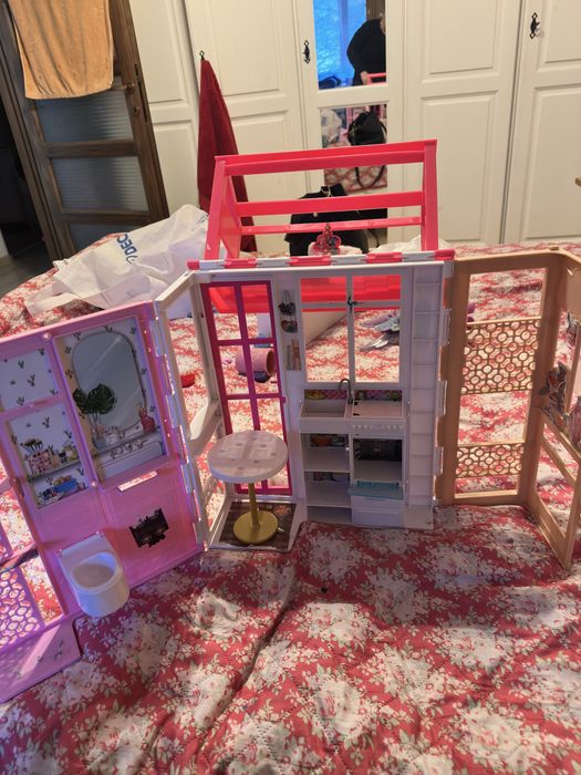 2 Papusi Barbie + casuta si mobilier