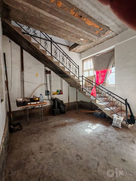 Қўйлиқ бозори яқинида 3 сотихли 2 қаватли тайёр ижара биноси (9 хона)