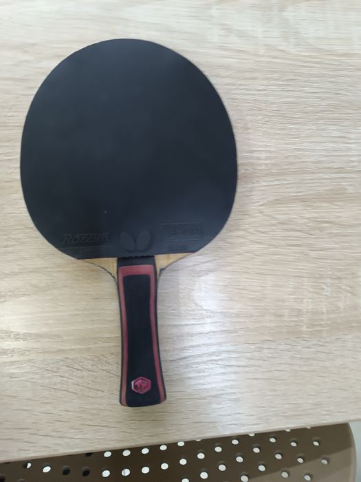 Профессиональная ракетка для тениса.