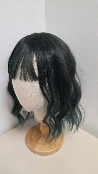 Perucă HAIRCUBE bob ondulat verde închis cu breton, sintetică