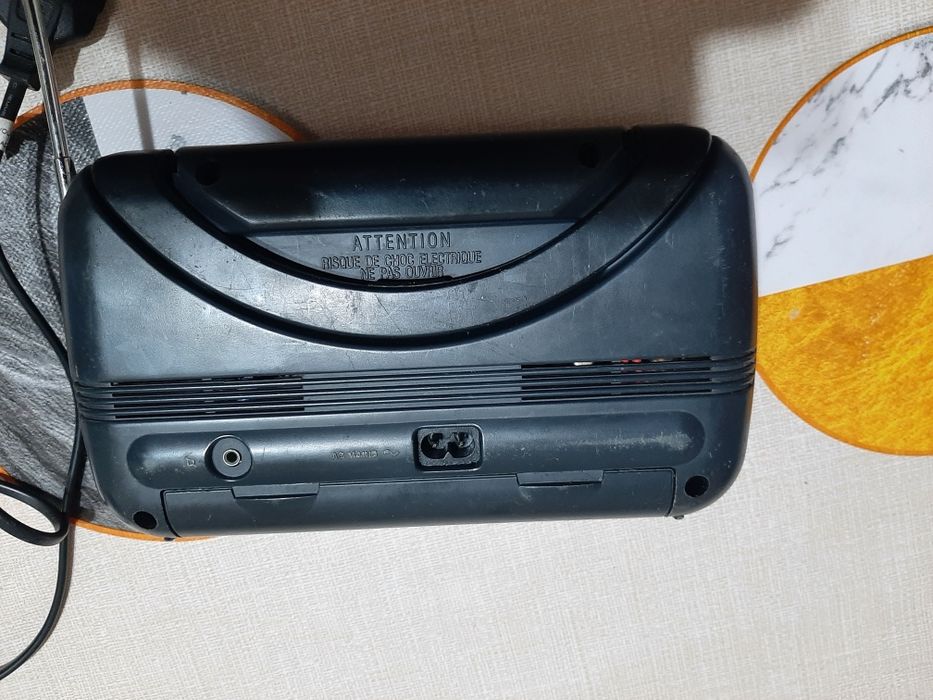 Vând radio second-hand